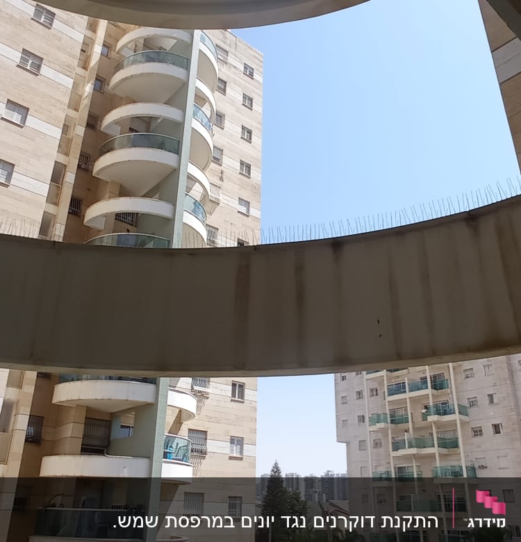 מחסום יונים מותקן על גג מבנה